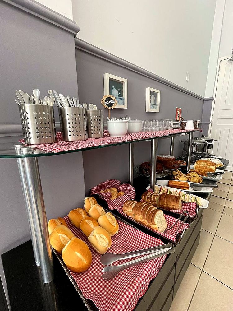 Pães, bolos e sanduíches do café da manhã do Gold Inn Hotel