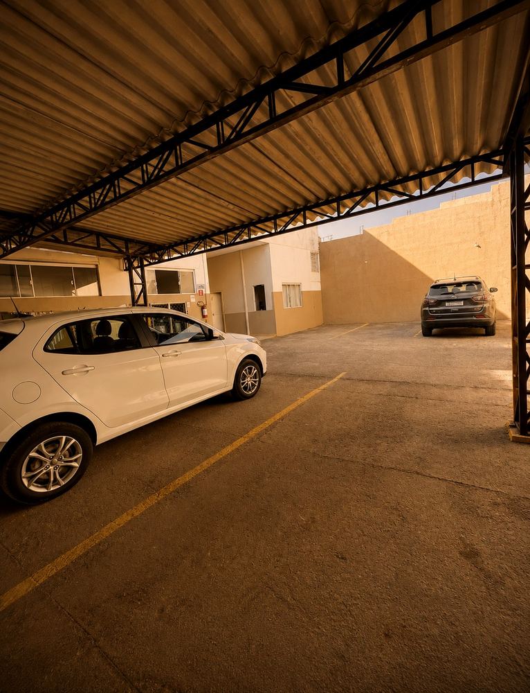 Vagas cobertas do estacionamento do Gold Inn Hotel