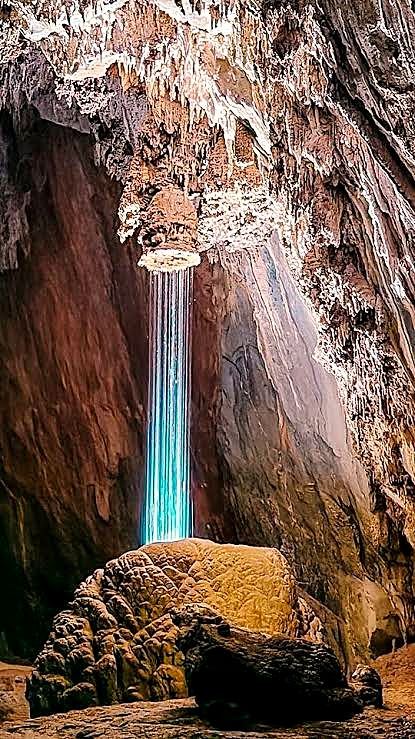 Caverna iluminada no PETAR, Apiaí/SP