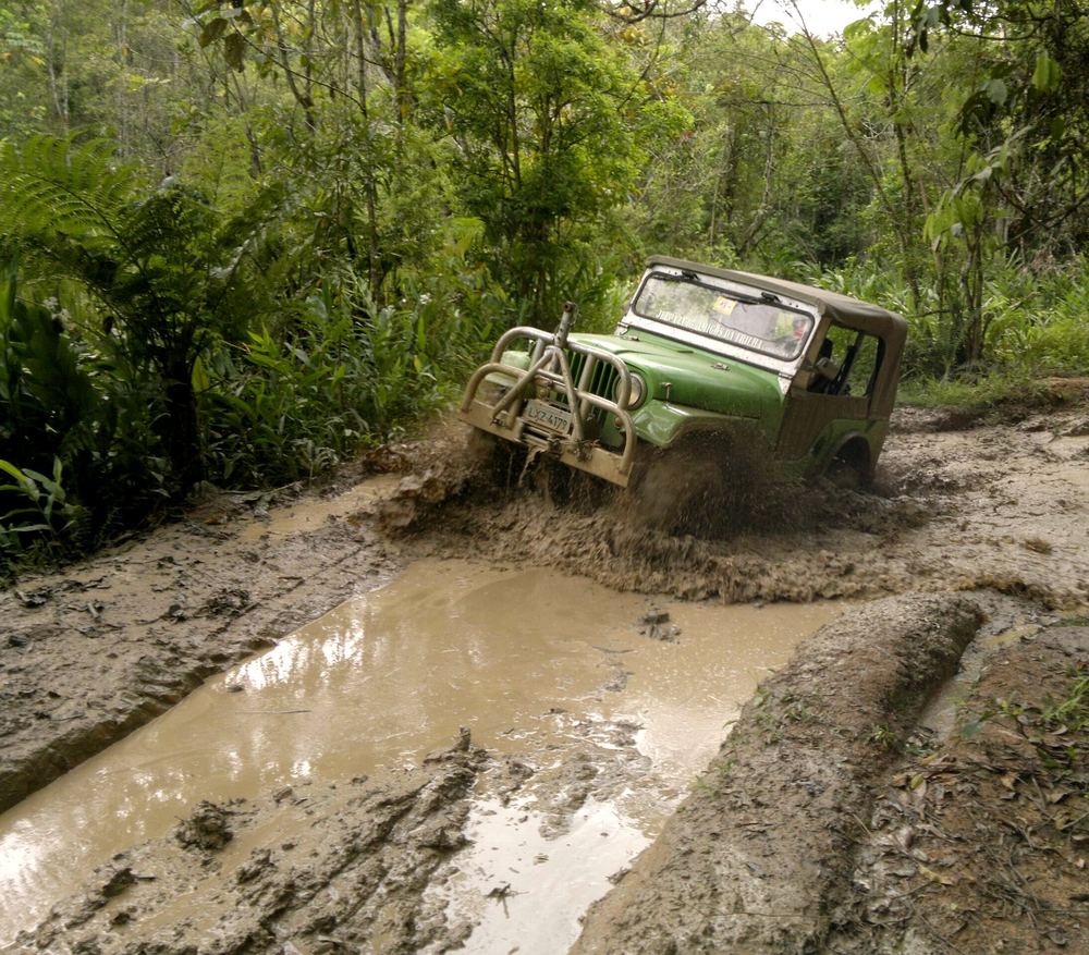 Jeep atravessando lamaçal em trilha do Jeep Clube Apiaí