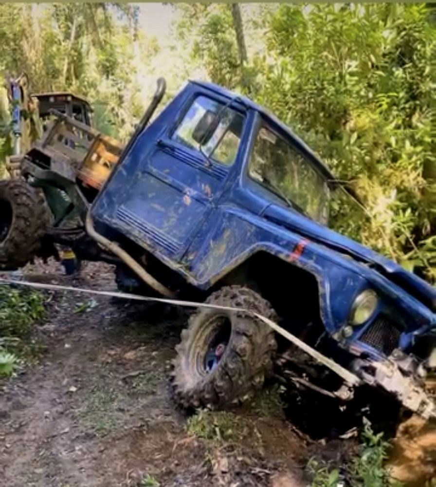 Jeep sendo guinchado em trilha off-road, Jeep Clube Apiaí