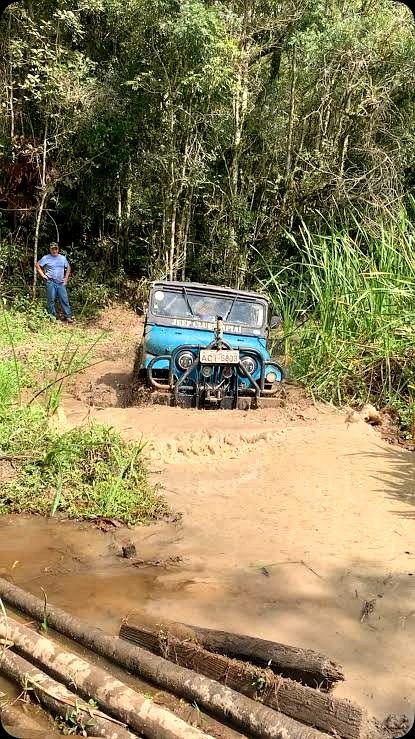 Jeep atravessando riacho em trilha do Jeep Clube Apiaí